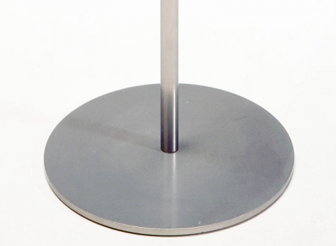 Particolare piede metallico tondo