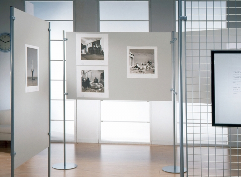 Pannelli espositivi autoportanti con struttura metallica e lastra in sandwich (tipo dibond) stampabile o griglia metallica.