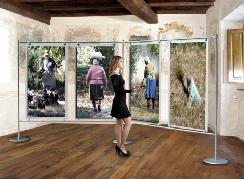 Pannelli espositivi bifacciali autoportanti con struttura metallica e lastra in sandwich (tipo dibond) stampabile o griglia metallica.