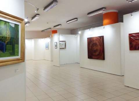 Parete espositiva autoportante modulare e bifacciale per pinacoteche e gallerie d'arte della LINEA OSTENDO  