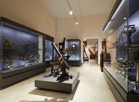 Vetrine espositive per musei della linea Theca